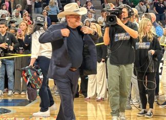 Geno Auriemma Grabs Headlines With Postgame Antics As UConn Hits 25th Final Four