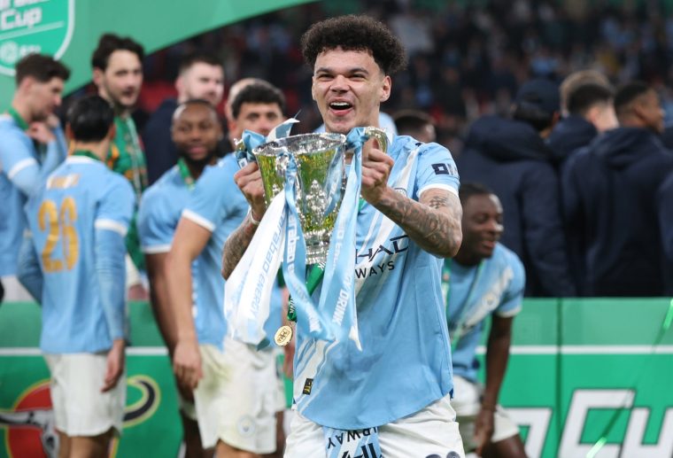 LONDON, ENGLAND - MARCH 22: Manchester City's Nico O'Reilly with the trophy during the Carabao Cup Final match Arsenal and between Manchester City at Wembley Stadium on March 22, 2026 in London, England. (Photo by Rob Newell - CameraSport via Getty Images)