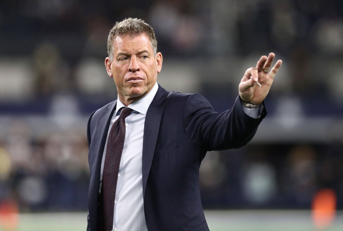 NFL, American Football Herren, USA New Orleans Saints at Dallas Cowboys, Nov 29, 2018 Arlington, TX, USA Troy Aikman waves prior to the game with the Dallas Cowboys playing against the New Orleans Saints at AT&T Stadium. Mandatory Credit: Matthew Emmons-USA TODAY Sports, 29.11.2018 18:21:42, 11755555, New Orleans Saints, NPStrans, NFL, Troy Aikman, AT&T Stadium, Dallas Cowboys PUBLICATIONxINxGERxSUIxAUTxONLY Copyright: xMatthewxEmmonsx 11755555