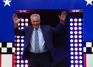 Darrell Waltrip Leaves Fans in Tears as Iconic Call Makes a Comeback in FOX’s Darlington Broadcast