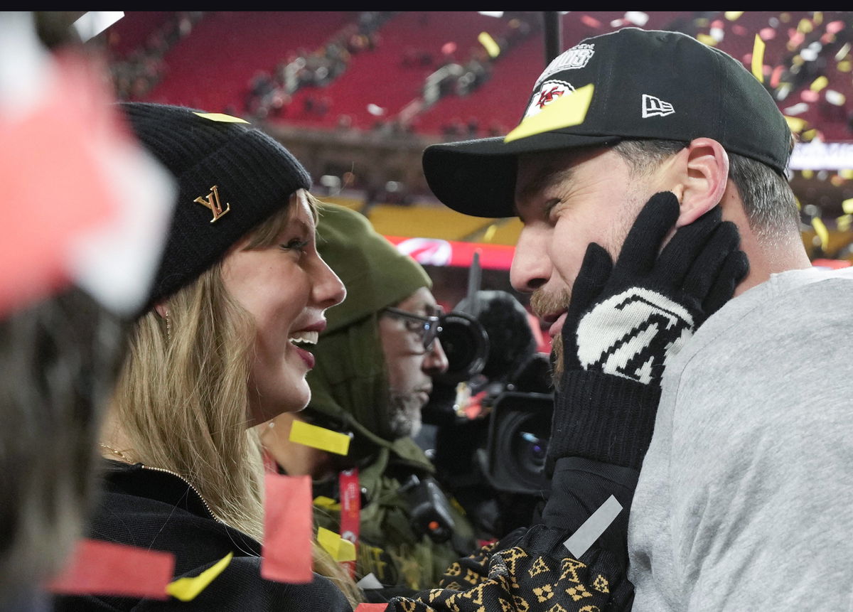 Kansas City Chiefs tight end Travis Kelce and his girlfriend entertainer Taylor Swift stand on the field after the Chiefs defeated the Buffalo Bills 32-29 in the AFC Championship Game at Arrowhead Stadium in Kansas City, Missouri, on Sunday, January 26, 2025. The Chiefs will meet the Philadelphia Eagles in Super Bowl LIX in New Orleans on February 9. PUBLICATIONxINxGERxSUIxAUTxHUNxONLY KCP202501267591 JONxROBICHAUD