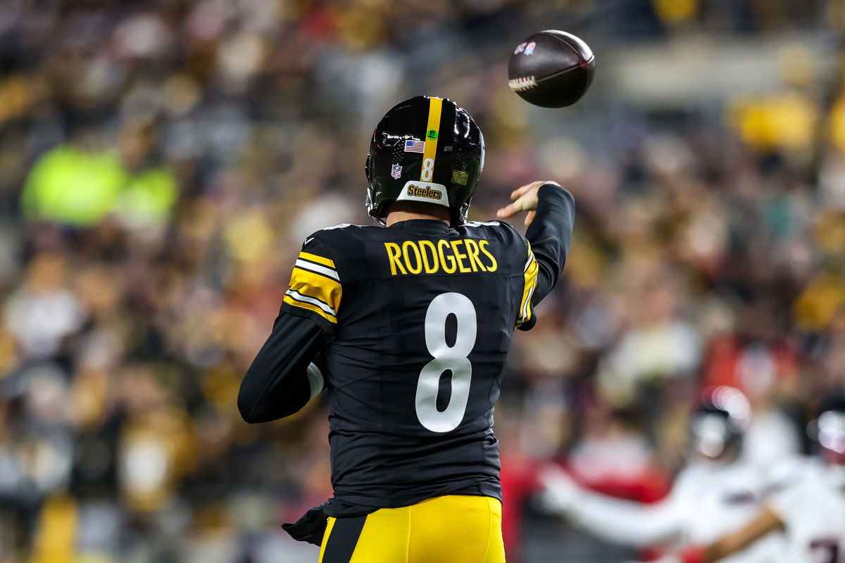 January 12, 2026, Pittsburgh, Pennsylvania, USA: Pittsburgh Steelers quarterback AARON RODGERS 8 releases a pass downfield during the NFL, American Football Herren, USA playoff football game between the Pittsburgh Steelers and the Houston Texans at Acrisure Stadium in Pittsburgh, Pennsylvania. Pittsburgh USA - ZUMAg257 20260112_zsp_g257_016 Copyright: xBrentxGudenschwagerx