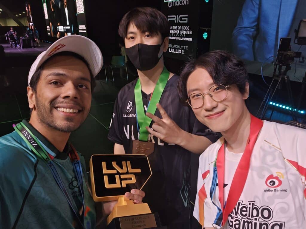 Arslan Ash posing with Ranchu (middle) and Kkokkoma at lvl up expo