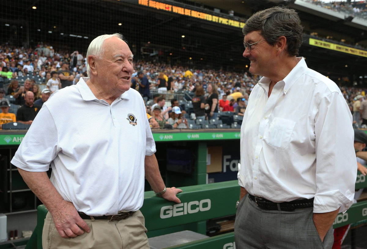 MLB, Baseball Herren, USA New York Yankees at Pittsburgh Pirates Jul 5, 2022 Pittsburgh, Pennsylvania, USA Pittsburgh Pirates former second baseman and Baseball Hall of Fame member Bill Mazeroski left talks with Pirates chairman Robert Nutting right before the Pirates host the New York Yankees at PNC Park. Pittsburgh PNC Park Pennsylvania USA, EDITORIAL USE ONLY PUBLICATIONxINxGERxSUIxAUTxONLY Copyright: xCharlesxLeClairex 18641666
