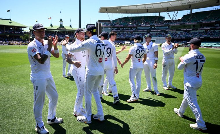 SYDNEY, AUSTRALIA - JANUARY 08: England captain Ben Stokes and teammates applaud the traveling England fans after losing the Fifth Test in the 2025/26 Ashes Series between Australia and England at Sydney Cricket Ground on January 08, 2026 in Sydney, Australia. (Photo by Gareth Copley/Getty Images)