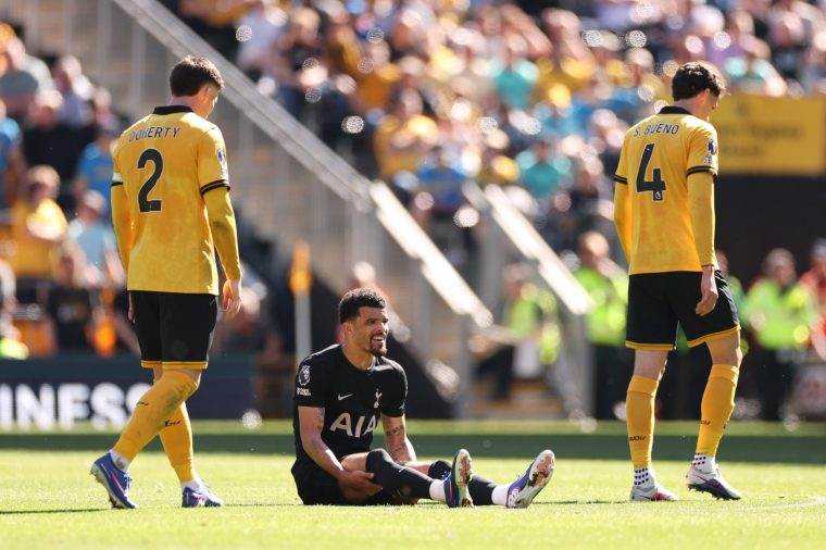 WOLVERHAMPTON, ENGLAND - APRIL 25: Dominic Solanke of Tottenham Hotspur reacts after picking up an injury before being substituted during the Premier League match between Wolverhampton Wanderers and Tottenham Hotspur at Molineux on April 25, 2026 in Wolverhampton, England. (Photo by Lewis Storey - Danehouse/Getty Images)