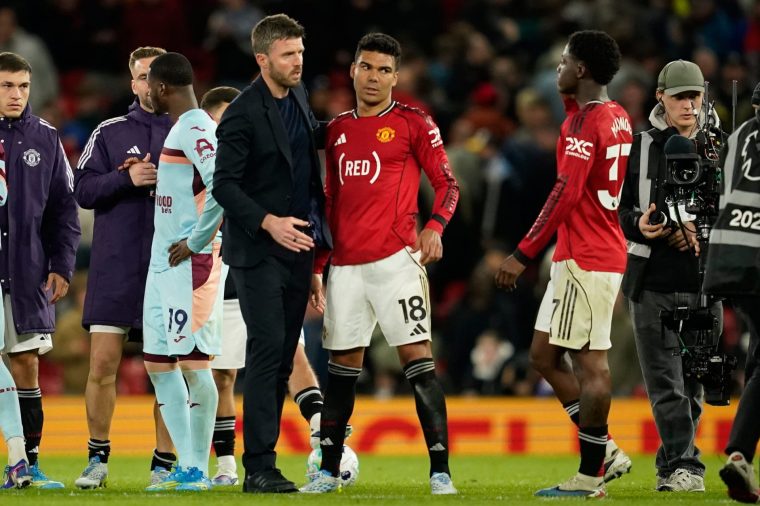 Manchester United's coach Michael Carrick talks to Casemiro, center, and Kobbie Mainoo after the Premier League soccer match between Manchester United and Brentford in Manchester, England, Monday, April 27, 2026. (AP Photo/Dave Thompson)
