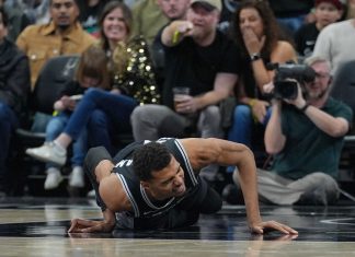 Victor Wembanyama Makes Two Locker Room Trips vs 76ers as Spurs HC Addresses Injury Concern