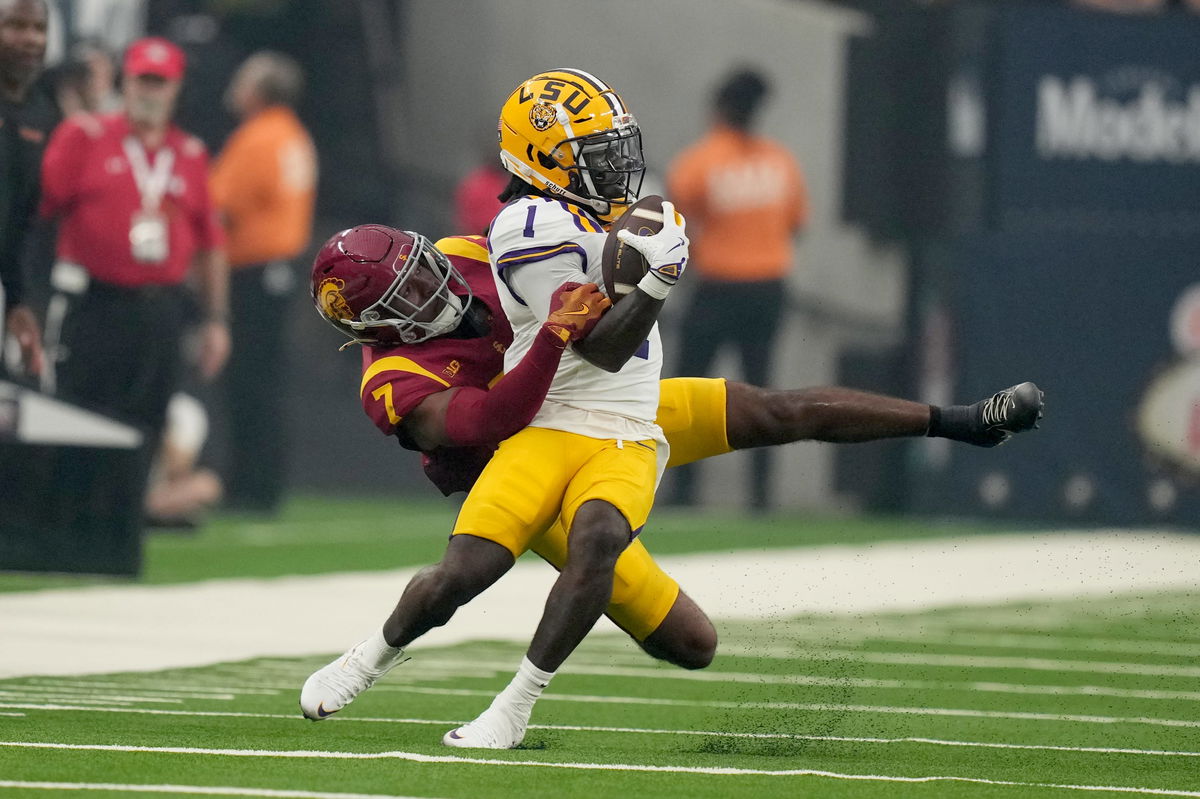 NCAA, College League, USA Football: Vegas Kickoff Classic-Southern California at Louisiana State Sep 1, 2024 Paradise, Nevada, USA LSU Tigers wide receiver Aaron Anderson 1 is tackled by Southern California Trojans safety Kamari Ramsey 7 in the first half at Allegiant Stadium. Paradise Allegiant Stadium Nevada USA, EDITORIAL USE ONLY PUBLICATIONxINxGERxSUIxAUTxONLY Copyright: xKirbyxLeex 20240901_djc_al2_163