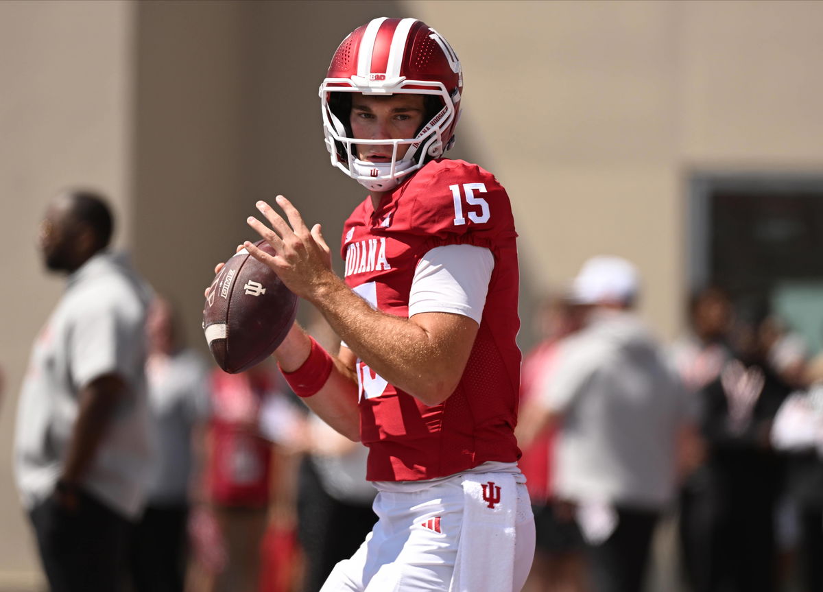 Indiana Hoosiers quarterback Fernando Mendoza