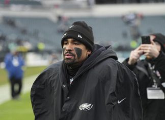 Ex-Eagles Star Disses Lavonte David With Tom Brady Hot Take Amid Jalen Hurts Controversy