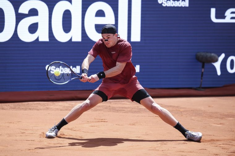 BARCELONA, SPAIN - APRIL 13: Jack Draper of Great Britain in action against Tomas Martin Etcheverry of Argentina during the First round tennis match of the Barcelona Open Banc Sabadell - Conde Godo 2026 Day 3 at Real Club de Tenis Barcelona on April 13, 2026 in Barcelona, Spain. (Photo By Javier Borrego/Europa Press via Getty Images)