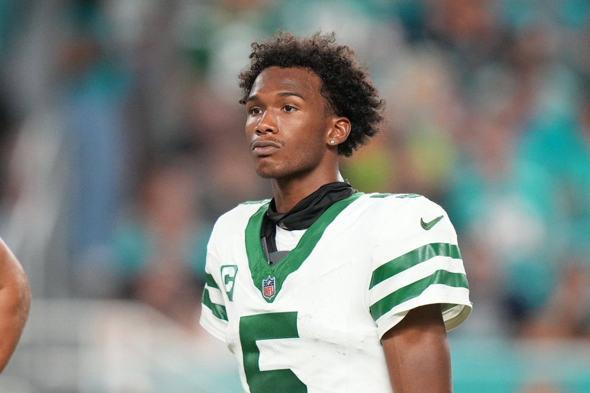 MIAMI GARDENS, FL - SEPTEMBER 29: New York Jets wide receiver Garrett Wilson 5 takes a moment during injury stoppage time during the game between the New York Jets and the Miami Dolphins on Monday, September 29, 2025 at Hard Rock Stadium in Miami, FL Photo by Peter Joneleit/Icon Sportswire NFL, American Football Herren, USA SEP 29 Jets at Dolphins EDITORIAL USE ONLY Icon250929057